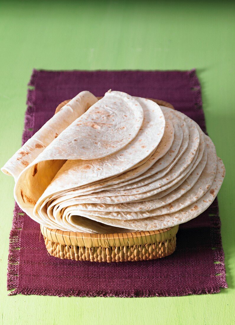 Neutrale Tortillas im Korb