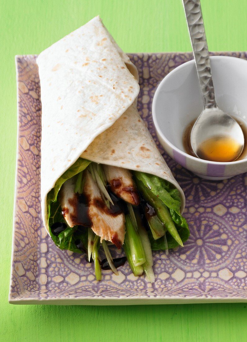 Wrap mit Hähnchen, Frühlingszwiebeln und Sojasauce