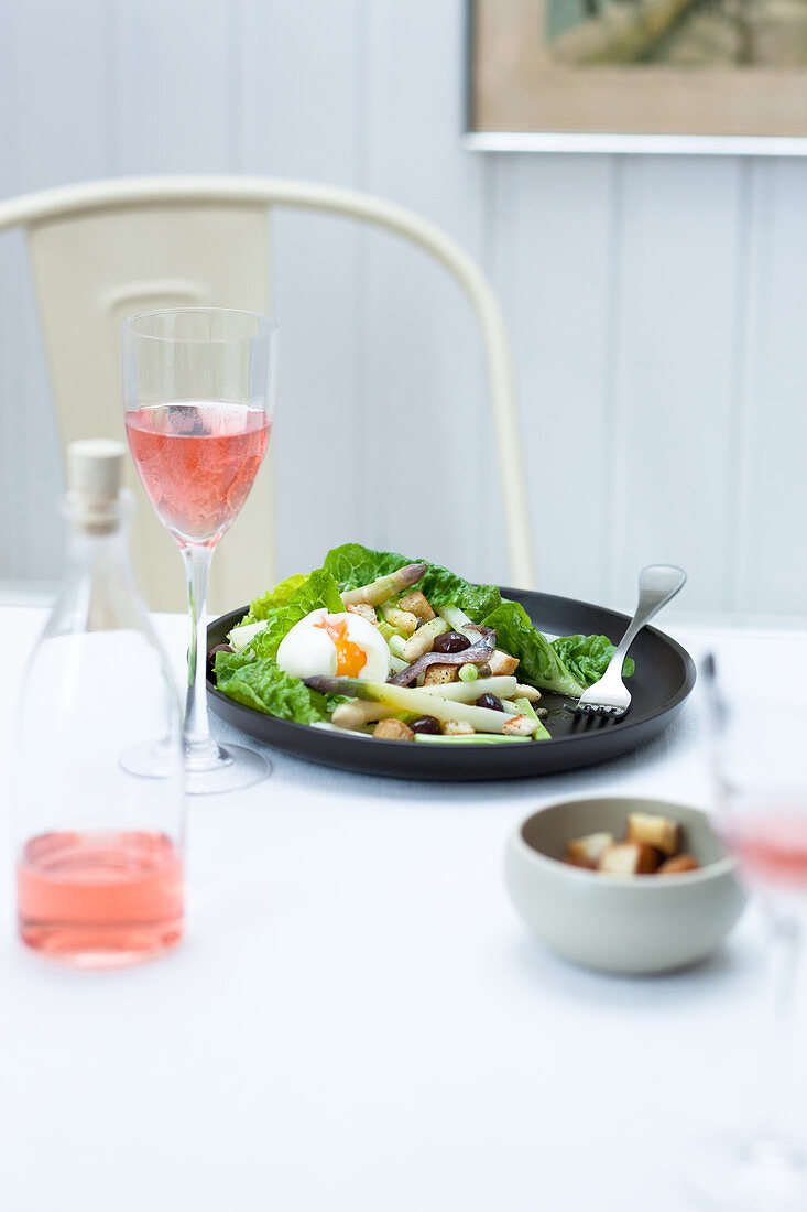 Asparagus salad with black olives and boiled egg