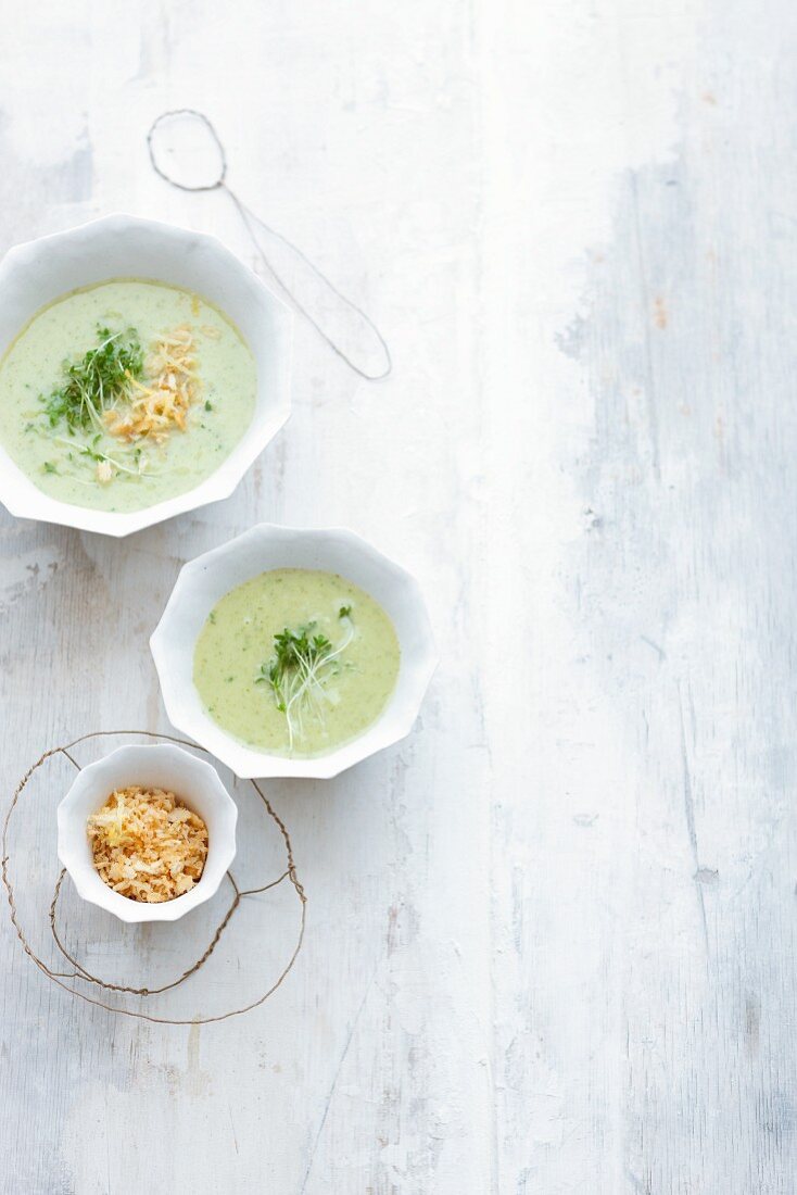 Cremige Kartoffel-Kresse-Suppe mit Pankobrösel
