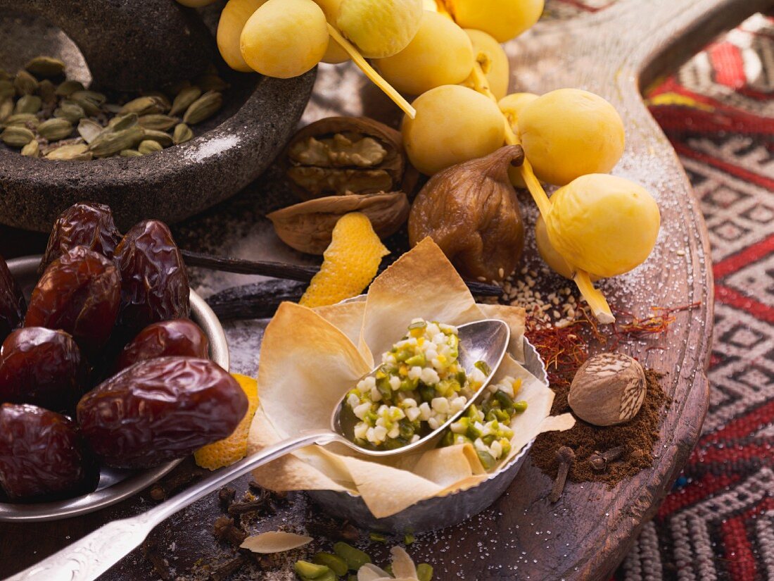 Zutaten für Baklava, Datteln, Feigen und Nüsse
