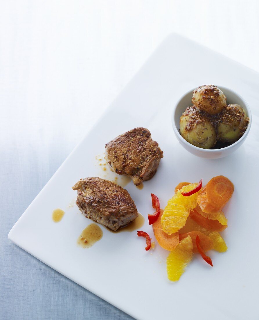 Rinderfilet mit Sesamkartoffeln und Orangen-Möhren-Salat