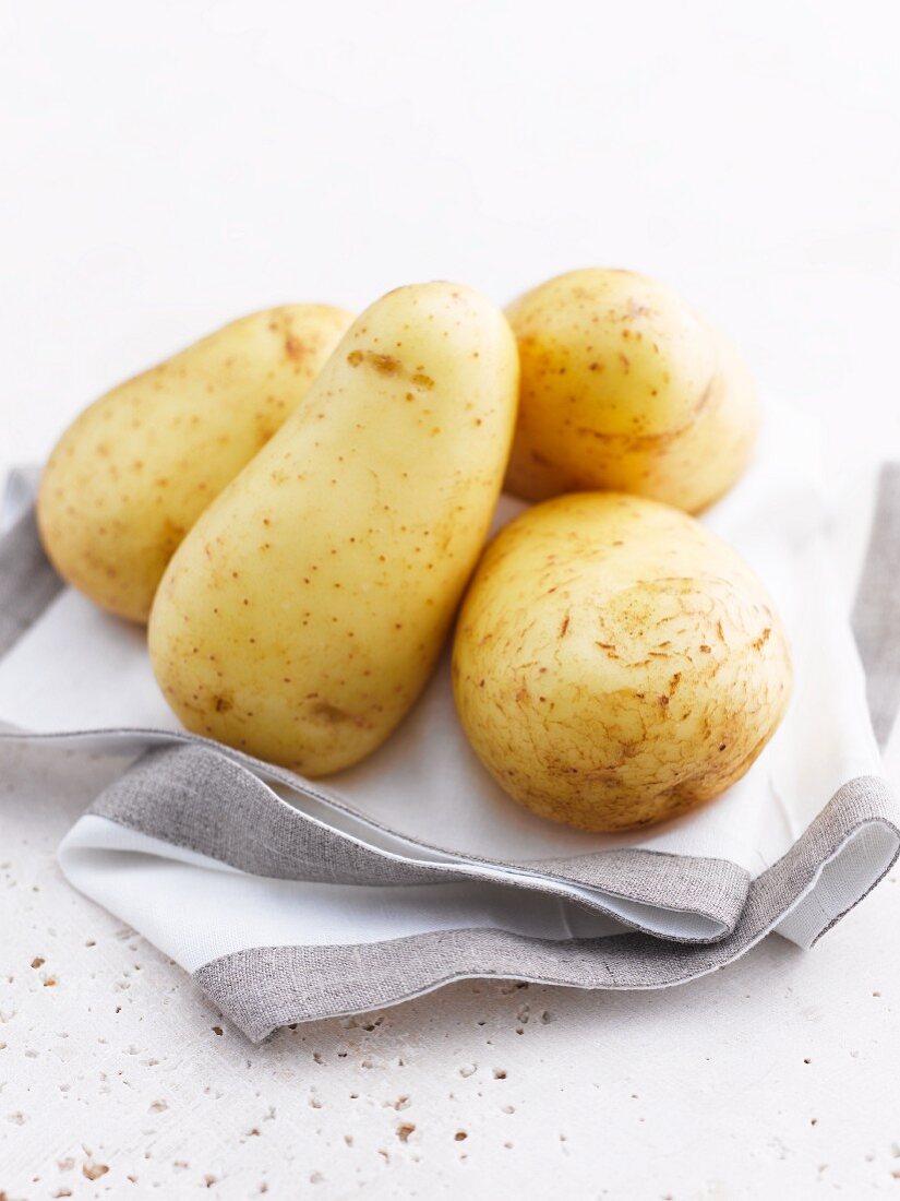 Neue Kartoffeln auf einem Tuch