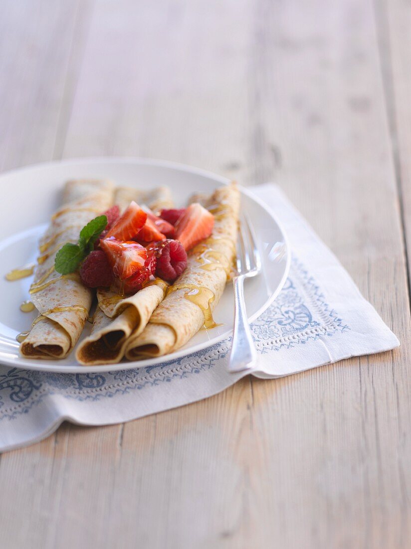 Pancakes with strawberries and raspberries