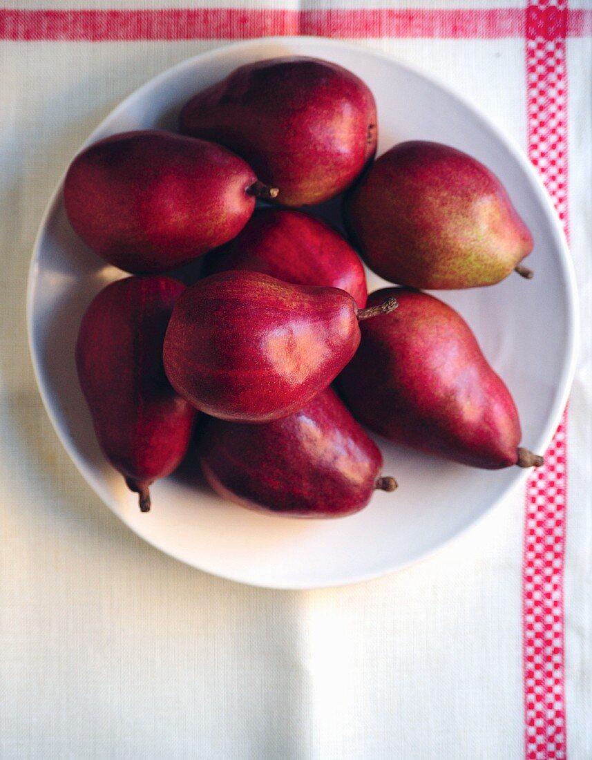 Red pears on a plate (seen from above)