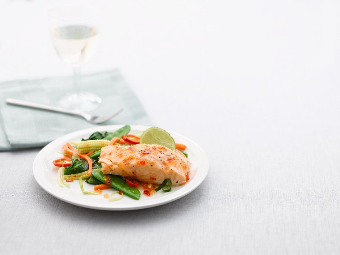 Salmon fillet with Asian vegetables and limes