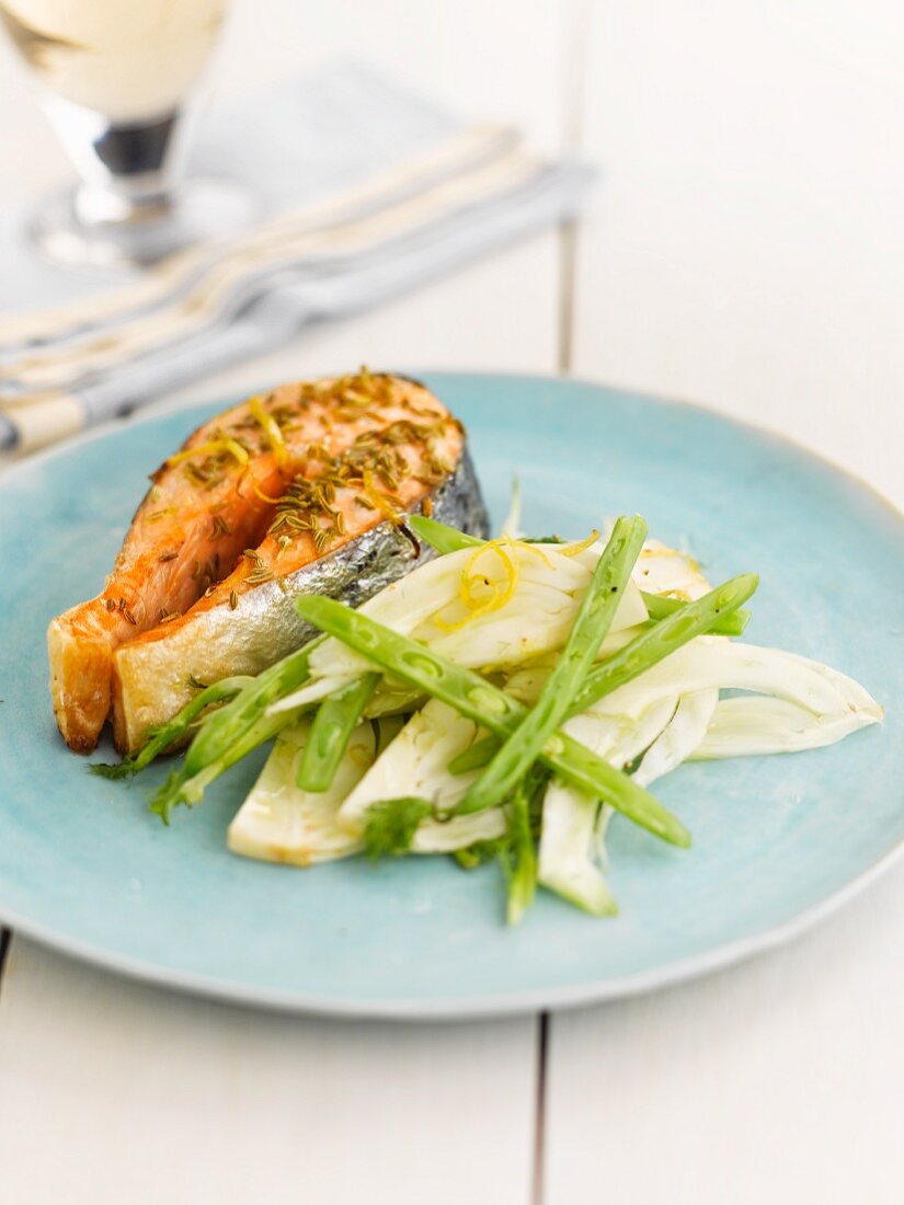 Salmon steak with fennel and beans