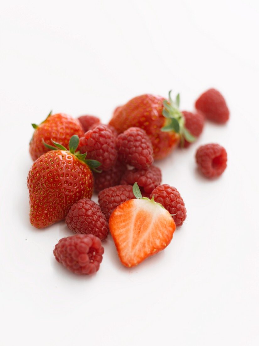 Frische Erdbeeren und Himbeeren
