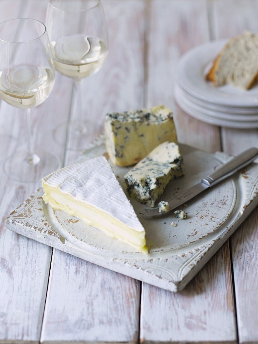 Brie, blue cheese and glasses of white wine