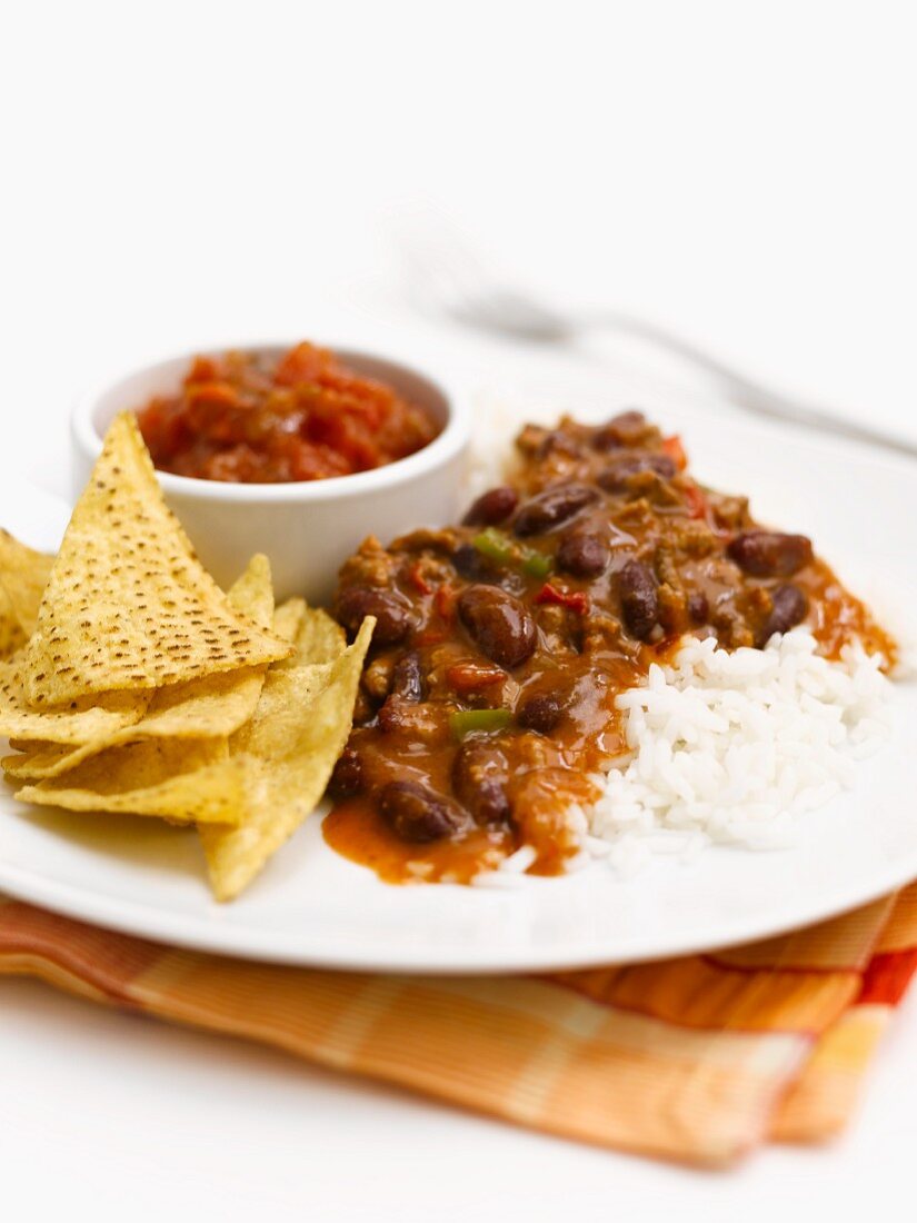 Chilli con carne with rice and tortilla chips