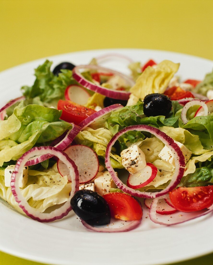 Gemischter Blattsalat mit Gemüse und Feta