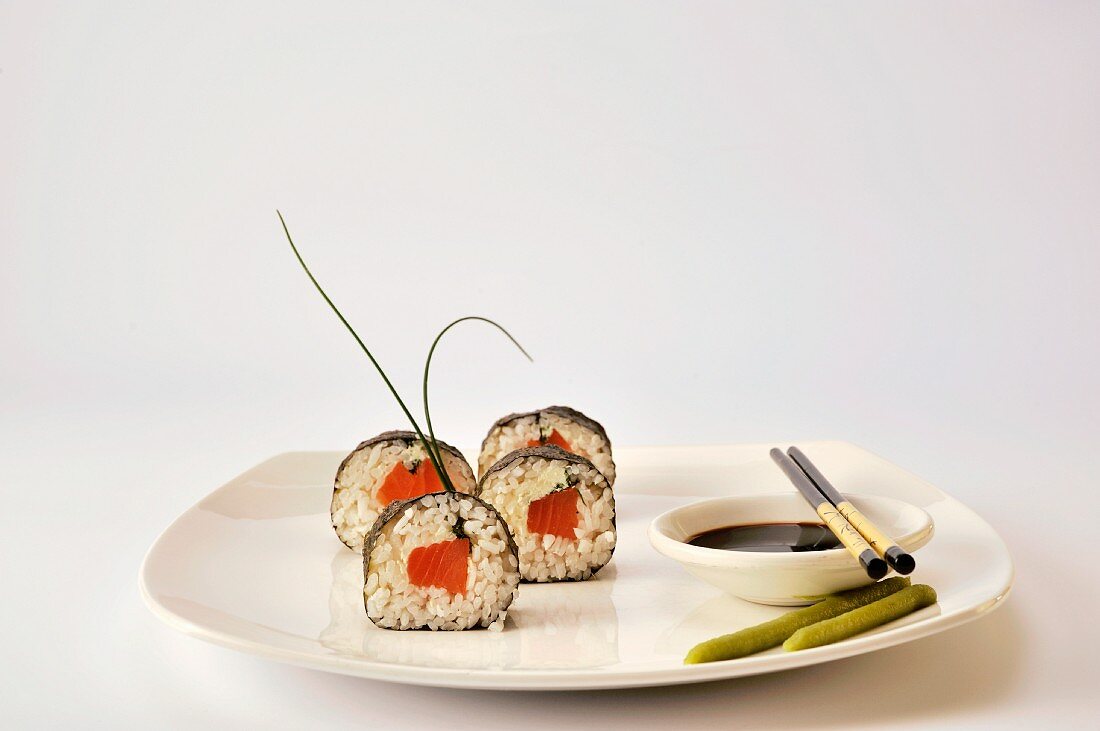 Maki-Sushi mit Sojasauce