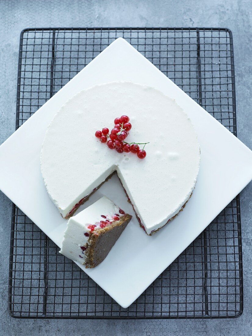 Cream cheese cake with redcurrants