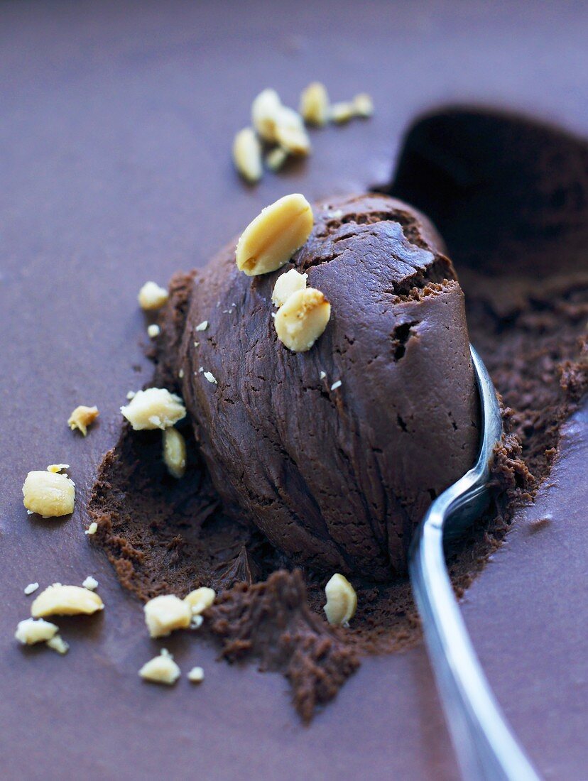 Schokoladenfudge mit Erdnüssen
