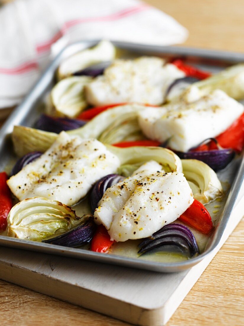Cod fillets with onions and peper