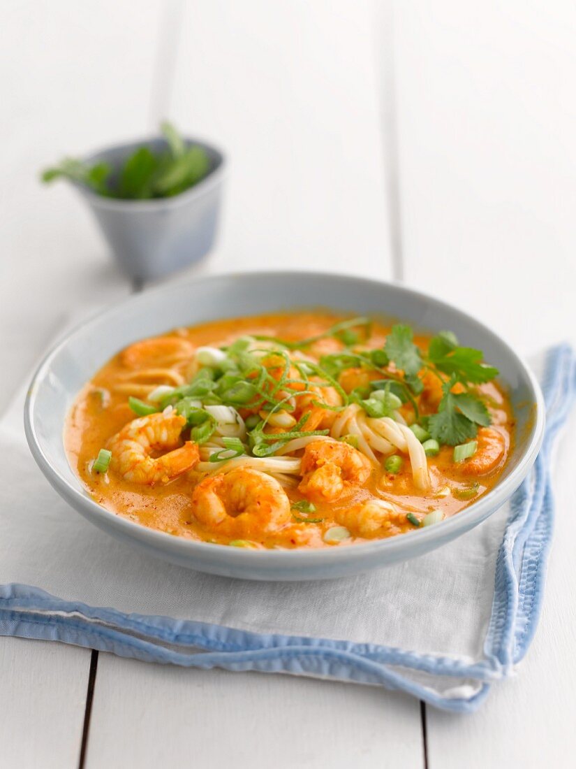 Laksa mit Garnelen und Nudeln (Asien)