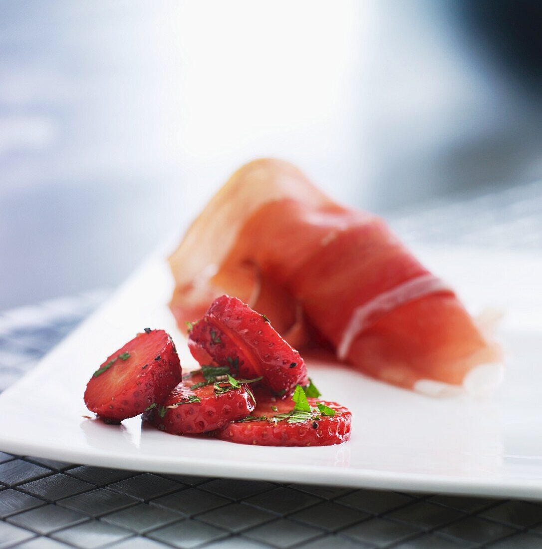 Ham with marinated strawberries