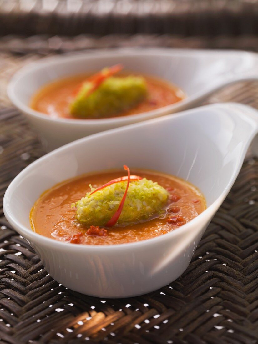 Scharfe Tomaten-Möhrensuppe mit Joghurt-Pistazien-Nocke