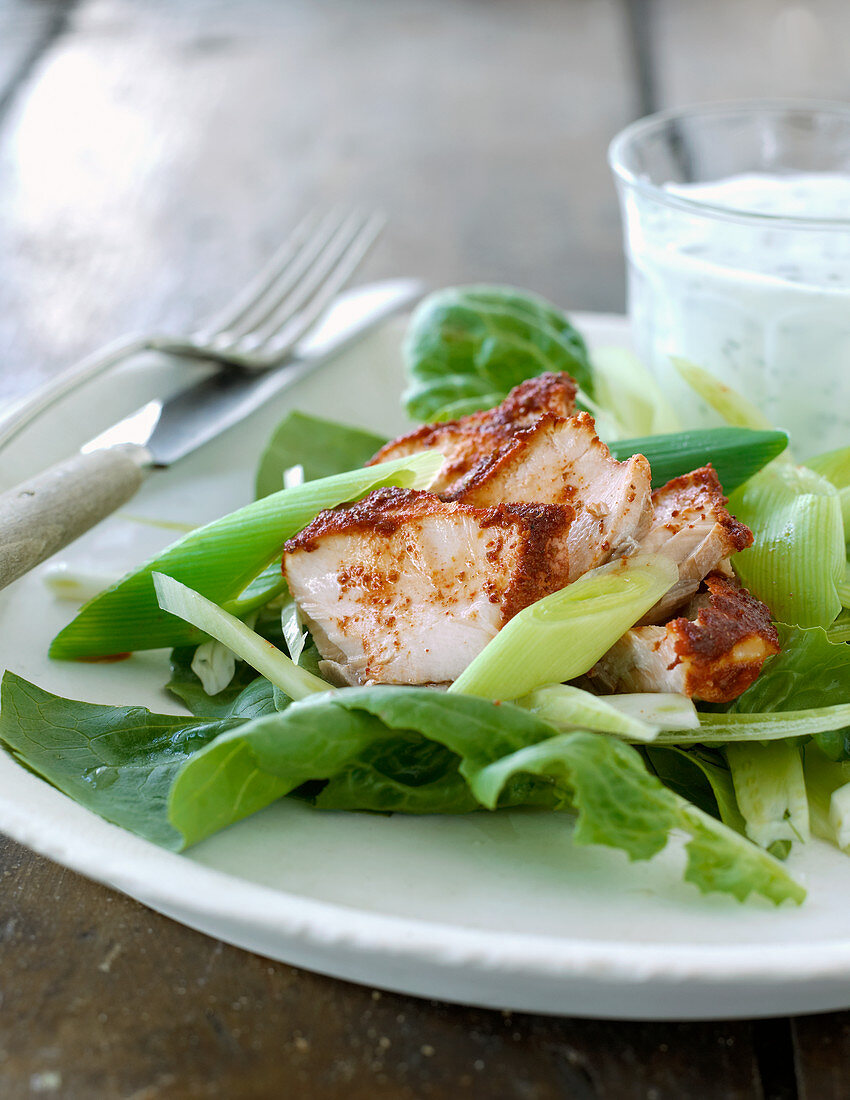 Grüner Salat mit marinierter Hähnchenbrust