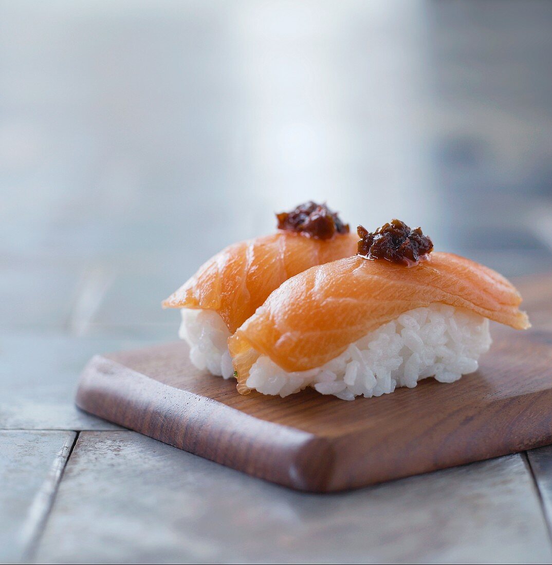 Nigiri-Sushi mit Lachs – Bilder kaufen – 11050234 StockFood