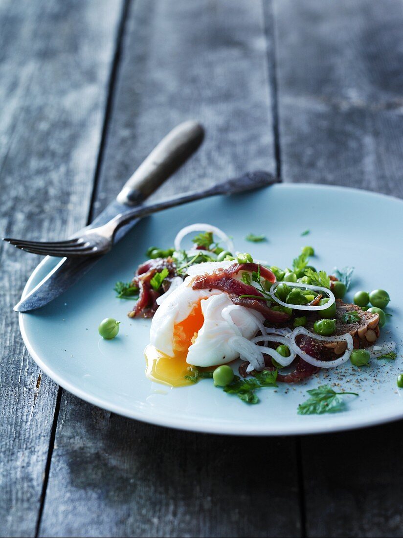 Poached egg with tuna and peas