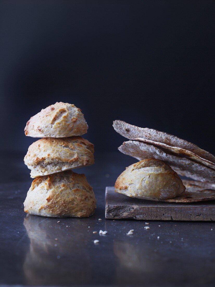 Bread rolls and Schüttelbrot (crispy unleavened bread from South Tyrol)