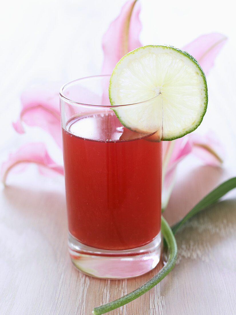 Cranberrysaft mit Limettenscheibe