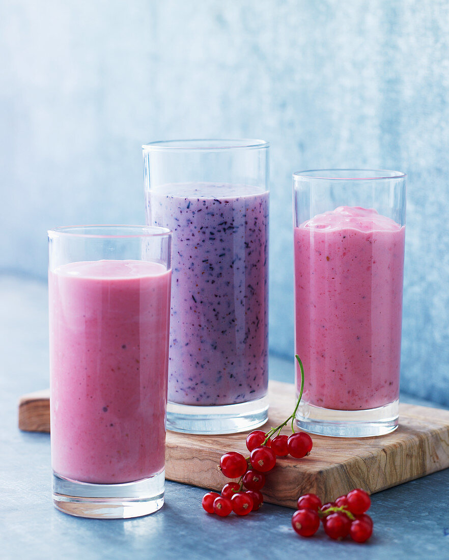 Drei Smoothies mit Beeren