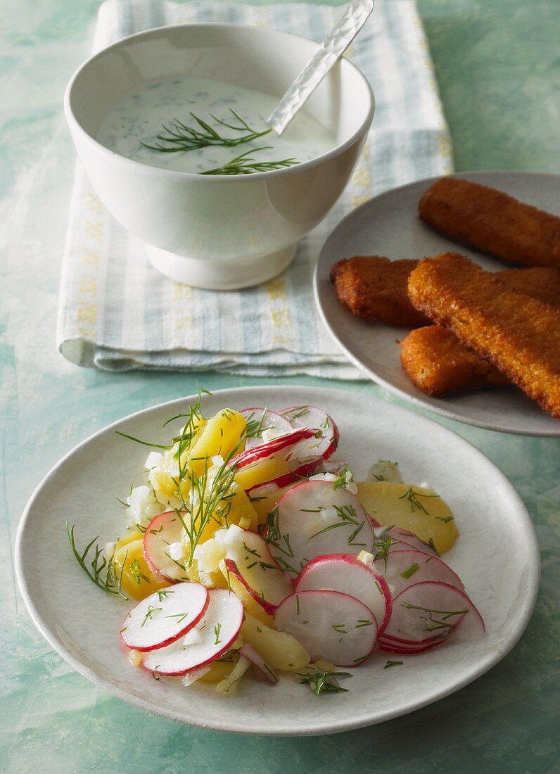 Radieschen-Kartoffelsalat mit Fischstäbchen