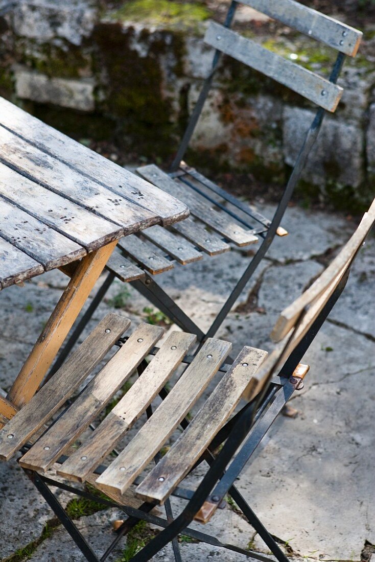 Gartenstühle am Tisch