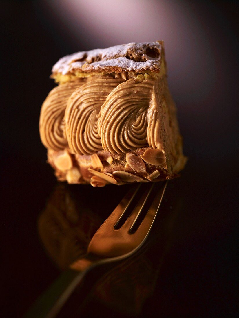 Ein Stück Paris Brest (Brandteigkranz, Frankreich)