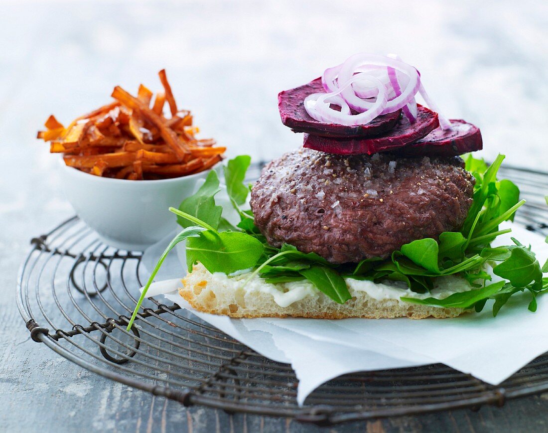 Fladenbrot mit Frikadelle und Roter Bete