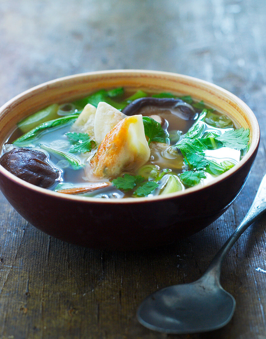 Asiatische Pilzsuppe mit Tofu