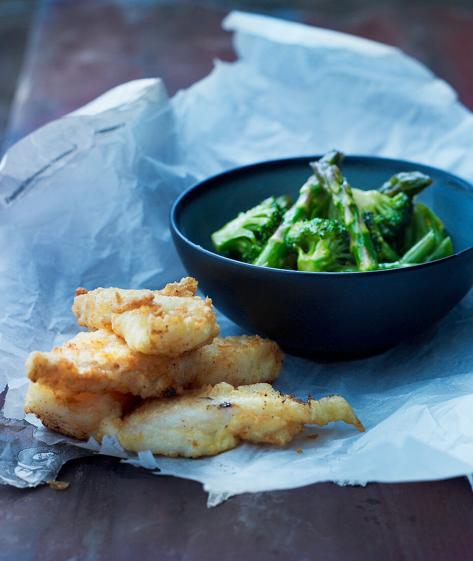 Fisch-Tempura mit grünem Gemüse