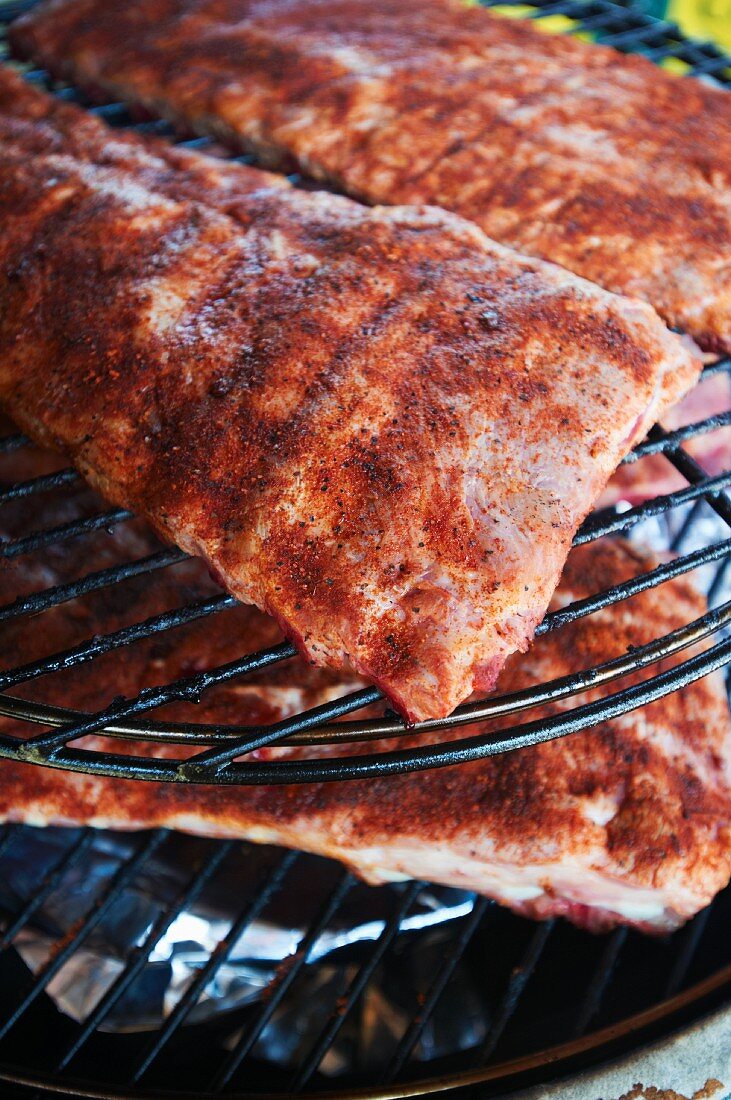 Würzige Schweinerippchen auf dem Grill