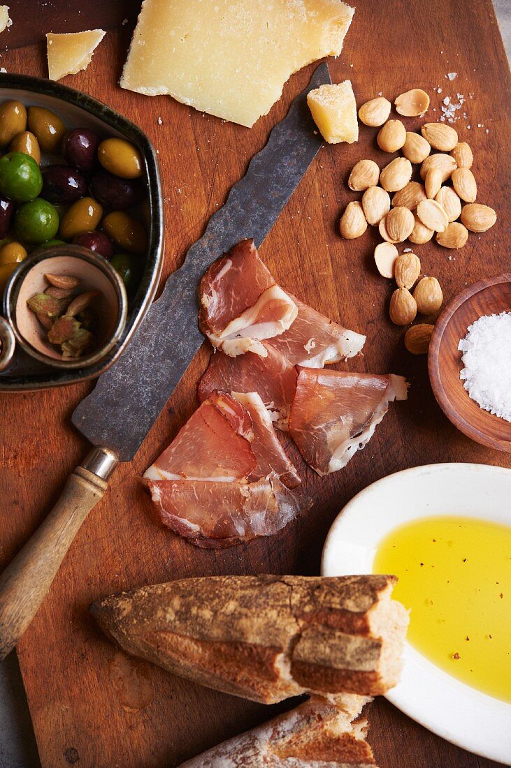 Spanische Tapas (Oliven, Marcona-Mandeln, Olivenöl, Rohschinken, Brot, Manchego)
