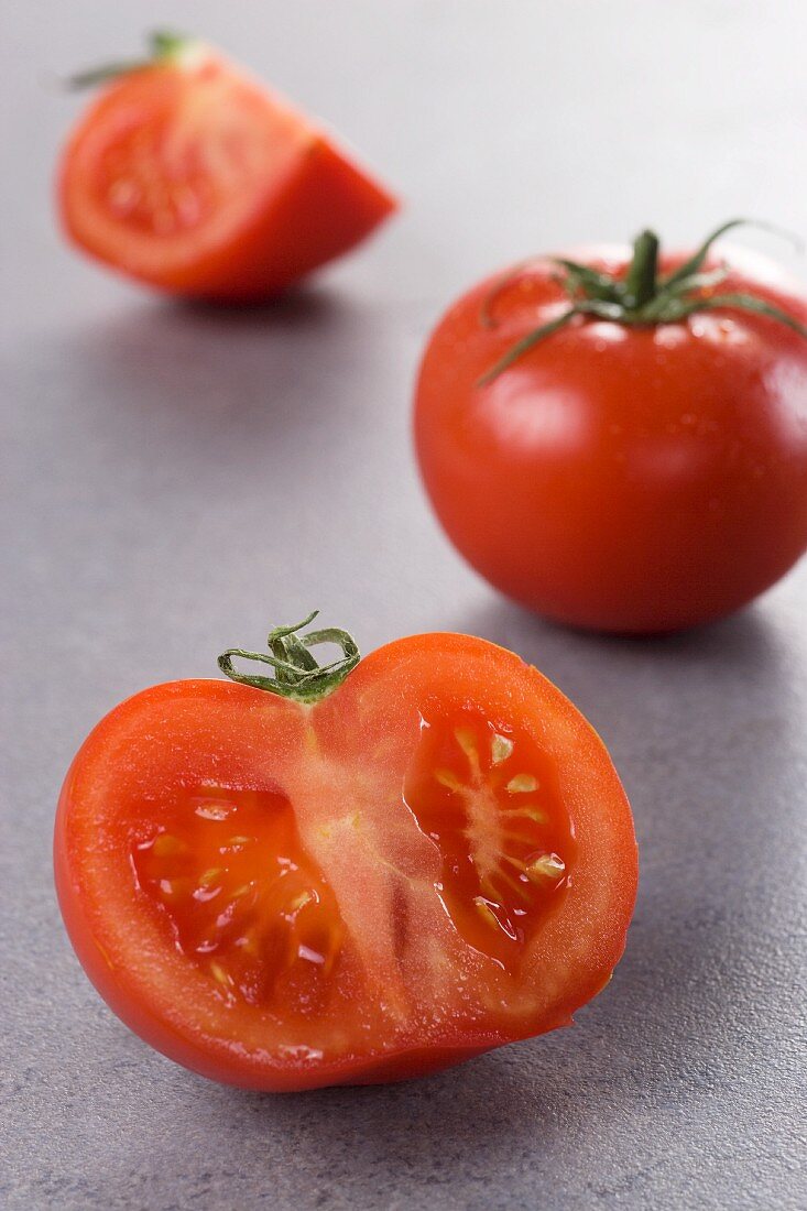 Tomaten, ganz, halbiert und Viertel