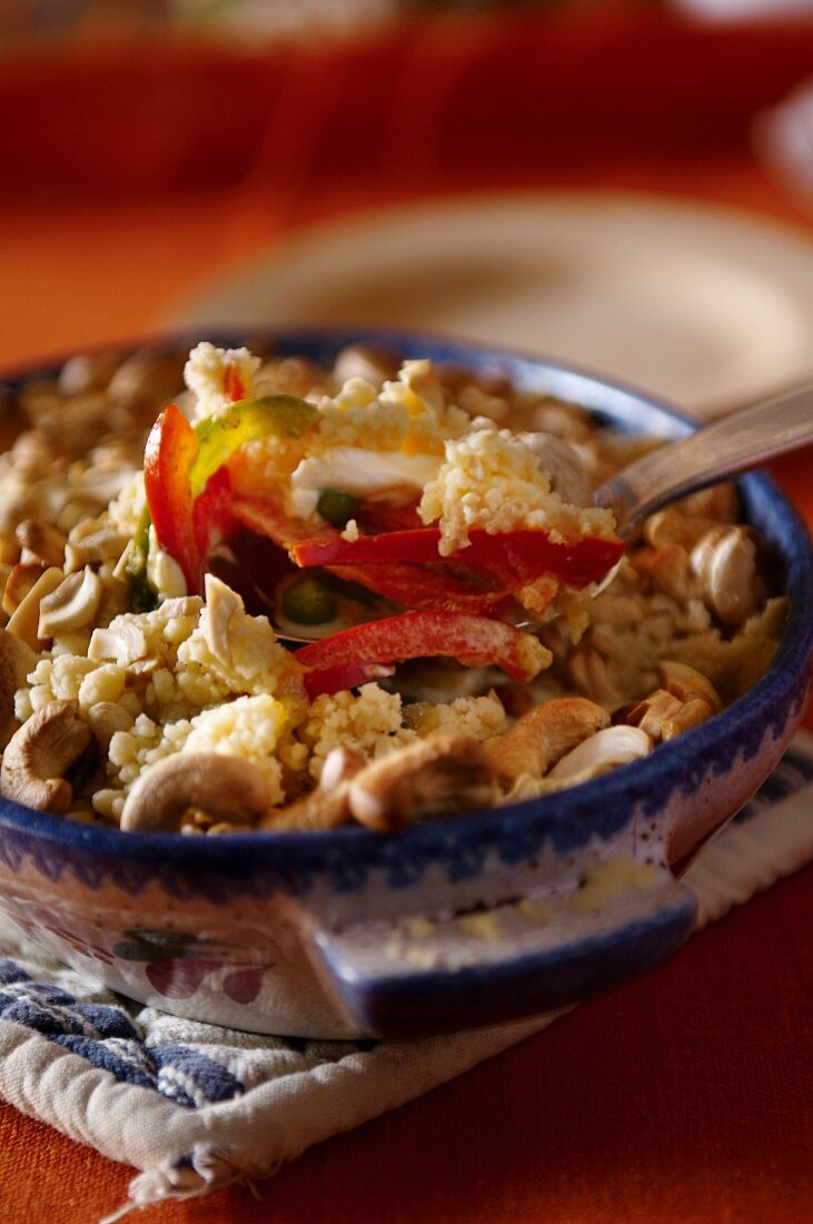 Couscous mit Paprikaschoten und Nüssen (Indien)