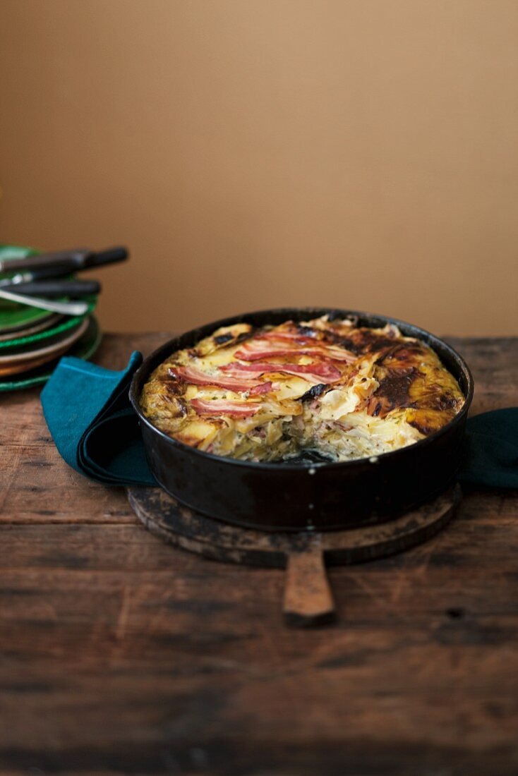 Potato bake with pointed cabbage and bacon