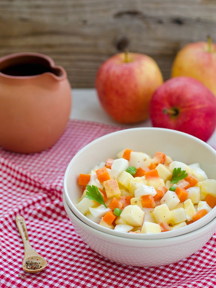 Kartoffelsalat mit Möhren, Apfel und Dijonsenf-Vinaigrette