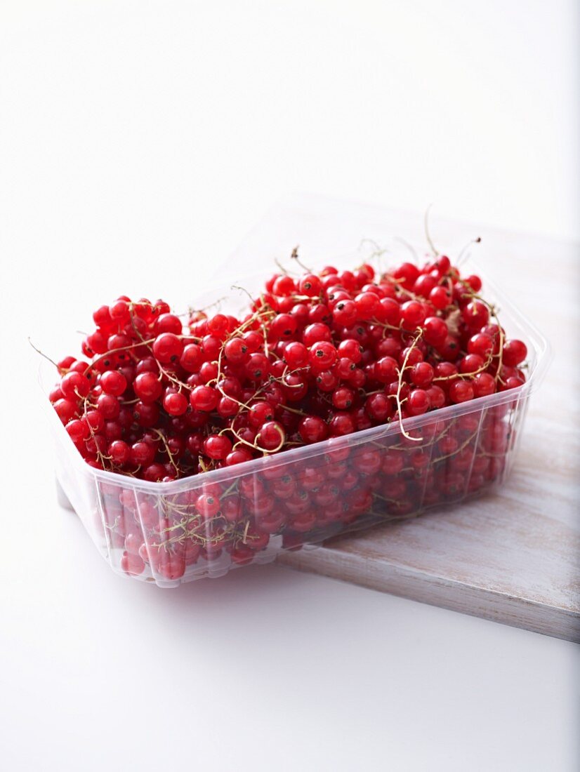 Rote Johannisbeeren in Plastikschale