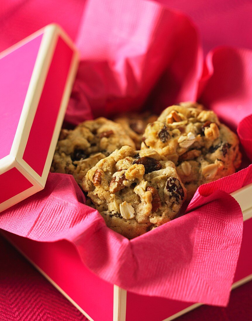 Haferflocken-Rosinen-Cookies in Geschenkbox