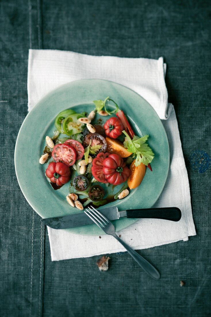 Colourful tomato salad with almonds