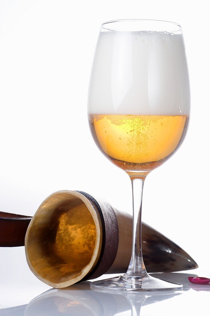 Ein Glas Lagerbier und Trinkhorn