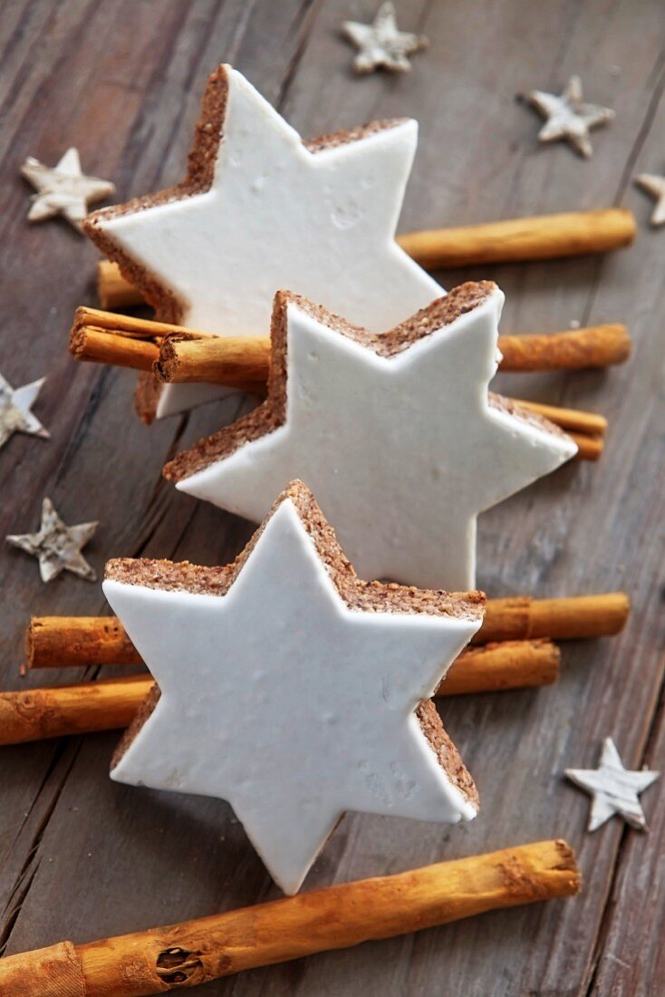 Cinnamon stars and cinnamon sticks