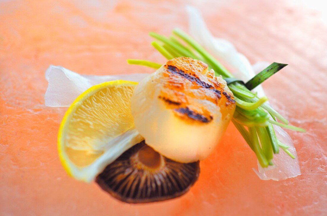 Grilled scallops on a salt stone (Asia)