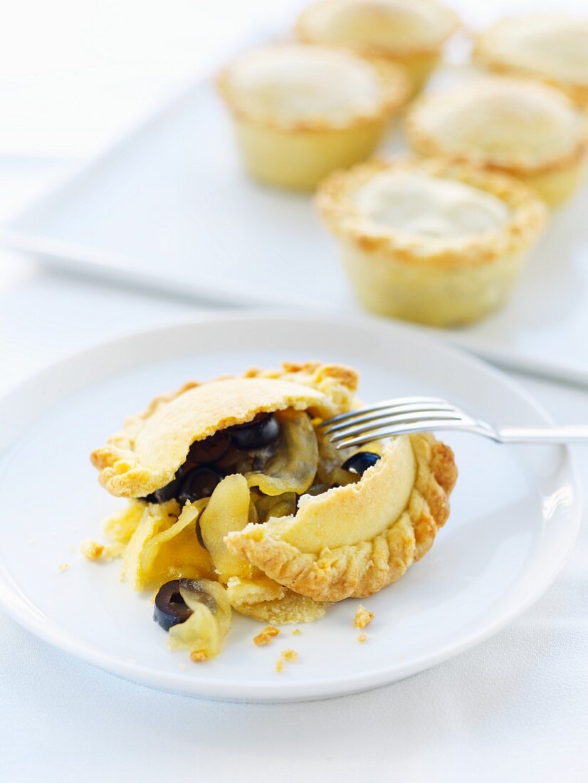 Mini-Pies mit Oliven