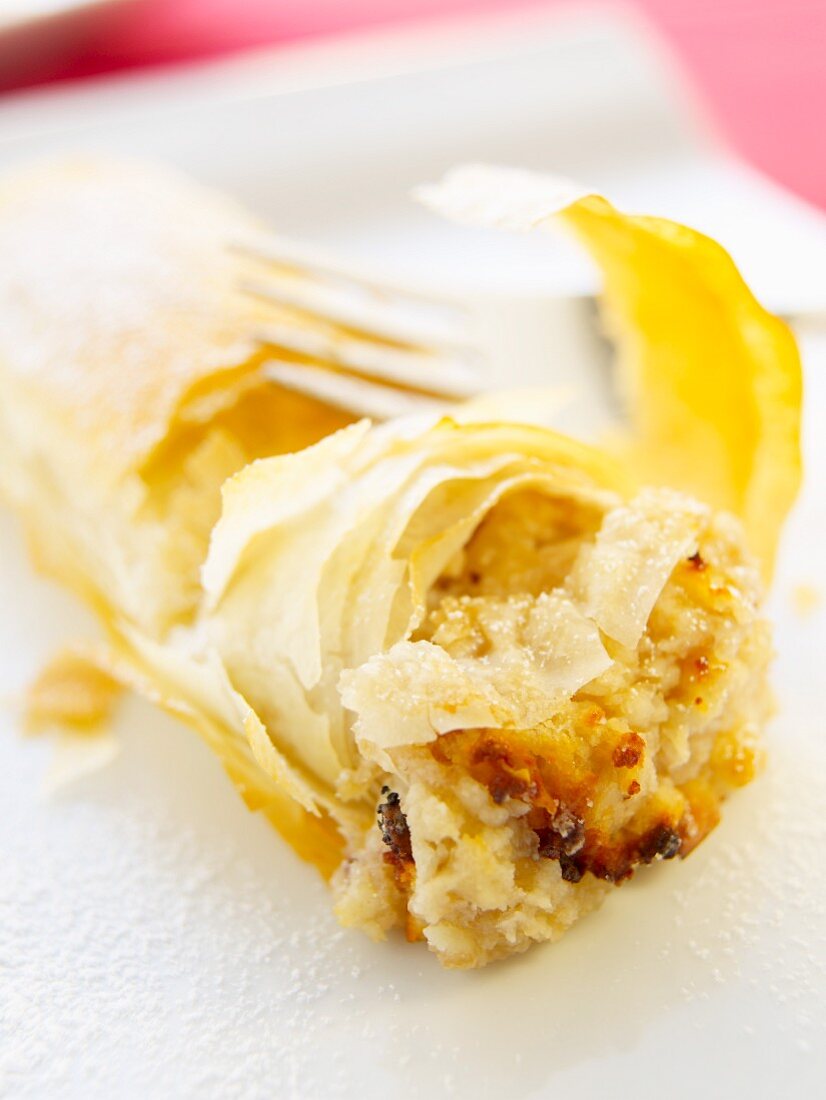 Puff pastry strudel with cottage cheese