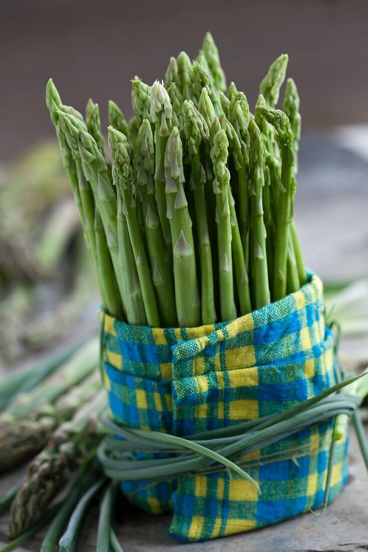 Grüner Thaispargel in Serviette gewickelt