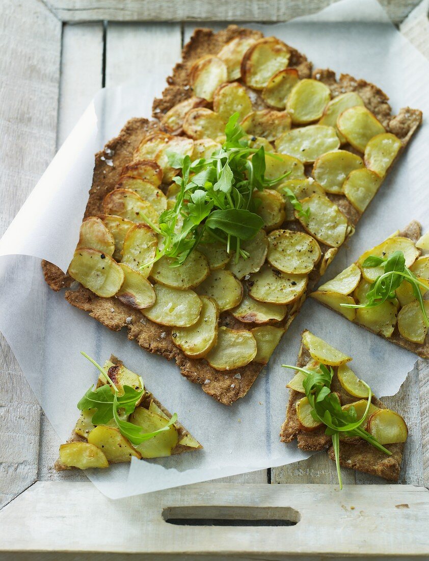 Knäckebrot mit Kartoffeln und Rucola